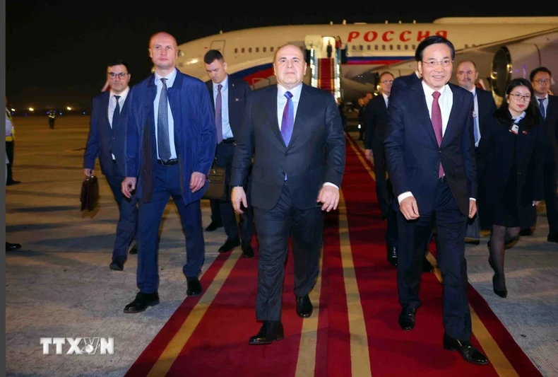 Russian PM arrives in Hanoi, beginning two-day official to Vietnam