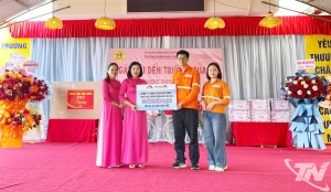 Nui Phao Awards Scholarships and Equipment, Bringing Joy to Teachers and Students on the First Day of School