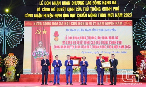 Ceremony to announce the Prime Minister's decision on recognizing Dinh Hoa new rural district