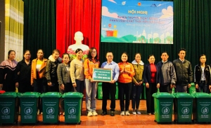 Nui Phao donates 150 trash bins valued at VND 30 million