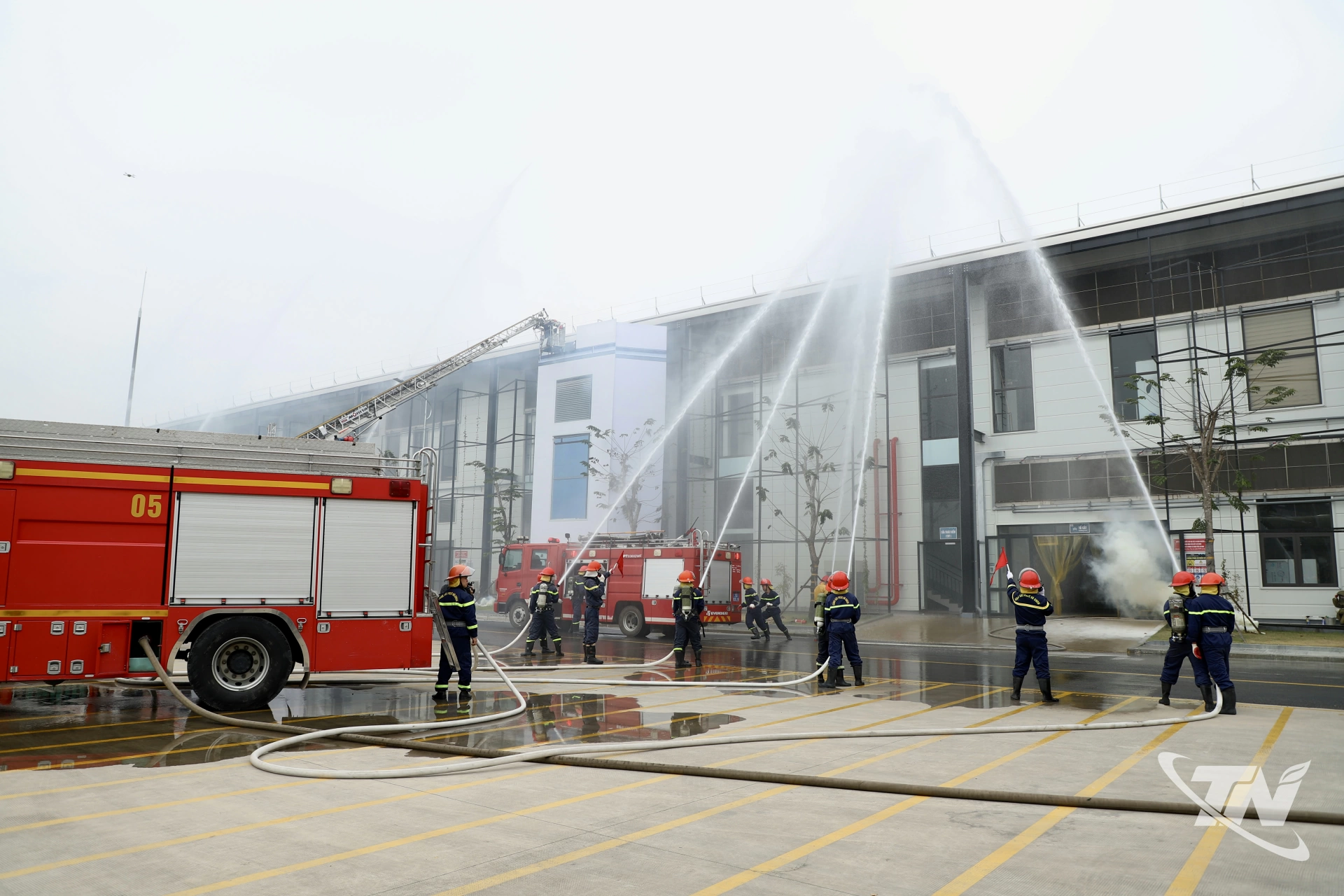 Large-scale drill on firefighting, search-and-rescue