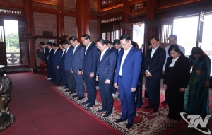 Offering Incense to Commemorate 60 Youth Volunteer Martyrs of Company 915