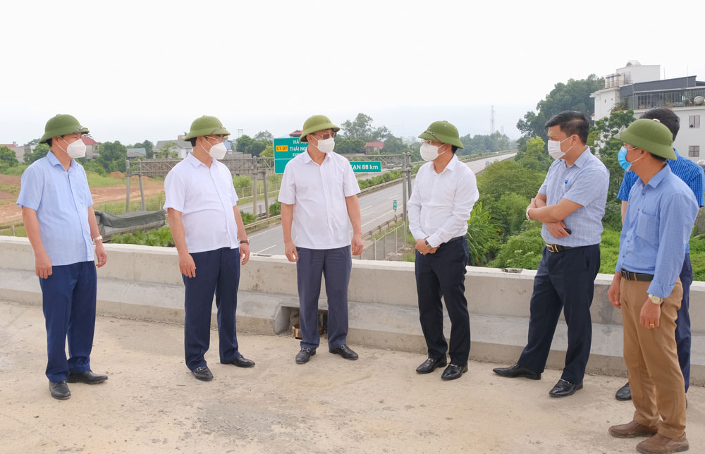 The Chairman of the Provincial People's Committee inspects the Long Bac Son Road Project.