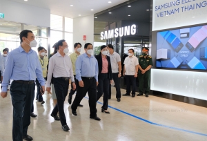 Prime Minister visits and works with Samsung Thai Nguyen